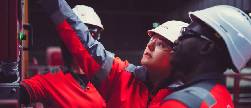 Veolia workers pointing left